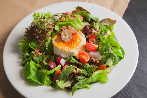 Salat Provence: gratinierter Ziegenkäse, Oliven, Blattsalate, Walnüsse, Tomaten, Gurke, Brotkorb